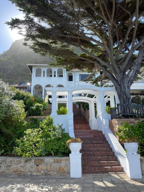 Property building, Nearby landmark, Spring, Day, Natural landscape, Garden, Garden view, Mountain view