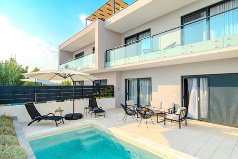 Property building, Balcony/Terrace, Swimming pool, sunbed