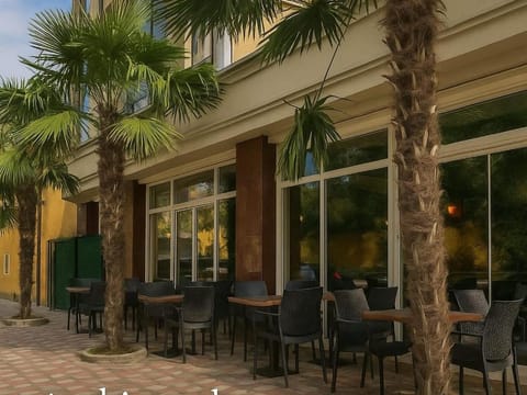 Restaurant/places to eat, Day, Banquet/Function facilities