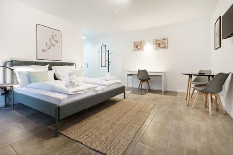 Bed, TV and multimedia, Photo of the whole room, Dining area