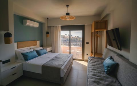 Bed, TV and multimedia, Living room, Photo of the whole room, Seating area, Bedroom, air conditioner