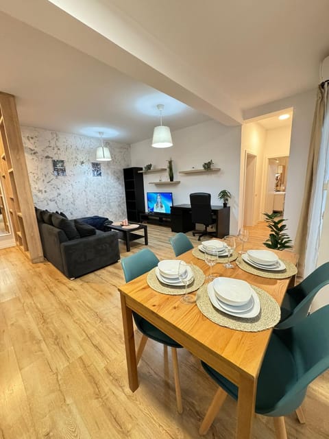 TV and multimedia, Kitchen or kitchenette, Living room, Seating area, Dining area