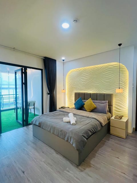 Bed, Bedroom, towels
