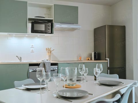 Coffee/tea facilities, Kitchen or kitchenette, Dining area, dishwasher, microwave, stove, toaster, washing machine, kitchen