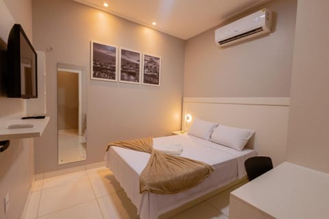 Bed, TV and multimedia, Photo of the whole room, Bedroom, towels, air conditioner