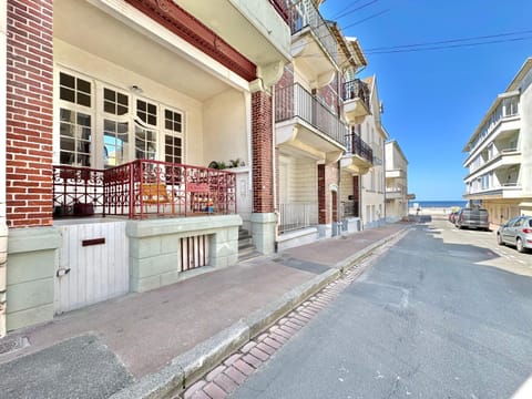 Property building, Facade/entrance, Balcony/Terrace, Street view