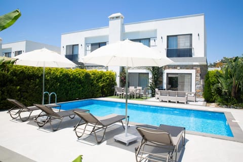 Property building, Day, Garden, Swimming pool, sunbed