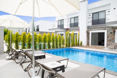 Property building, Swimming pool, sunbed