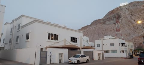 Property building, Day, Neighbourhood, Natural landscape, Mountain view, Location