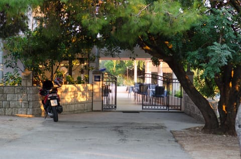 Property building, Garden, Parking