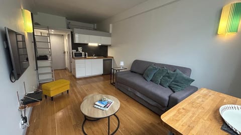 TV and multimedia, Kitchen or kitchenette, Living room, stove