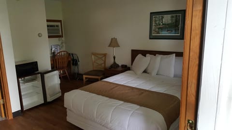 Budget Host Inn Motel in Detroit Lakes