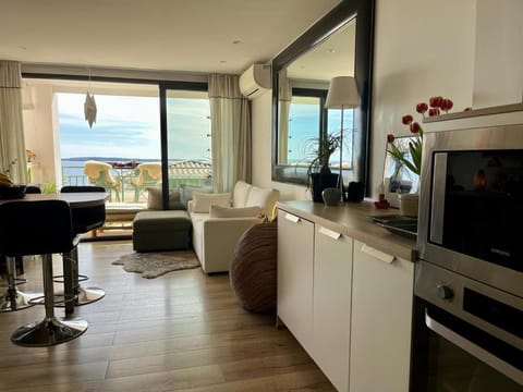 TV and multimedia, Kitchen or kitchenette, Living room, Dining area, Sea view, oven, stove