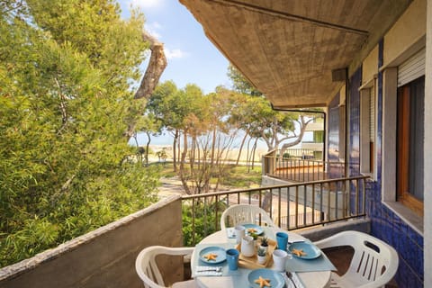 Property building, Balcony/Terrace, Dining area