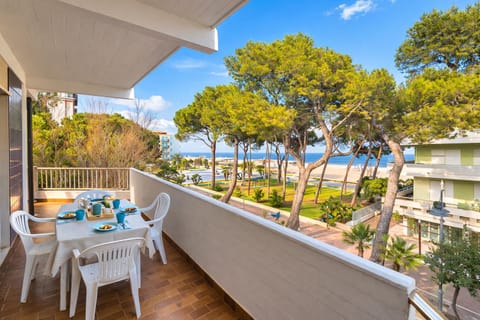 Property building, Balcony/Terrace, Dining area