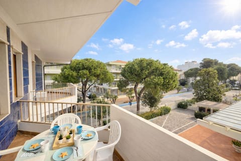 Property building, Balcony/Terrace, Dining area