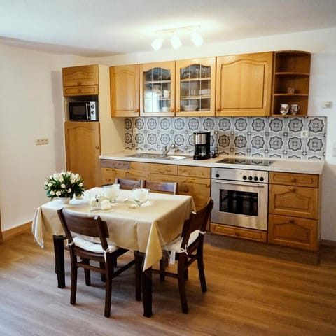 Kitchen or kitchenette, Dining area, dishwasher, pet friendly, stove