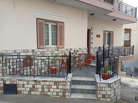 Property building, Patio, Balcony/Terrace