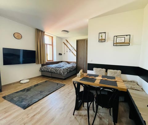 Bed, TV and multimedia, Living room, Seating area, Dining area, Bedroom