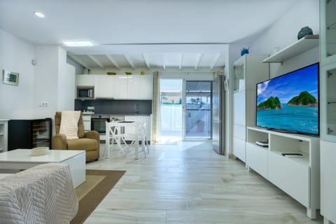 TV and multimedia, Kitchen or kitchenette, Living room, Seating area