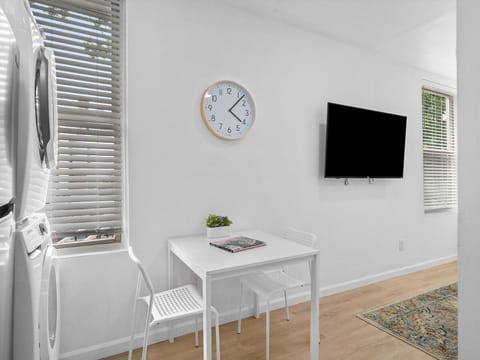 Shadyside, Central !2 Bright and Stylish Studio With Free Parking Apartment in Shadyside