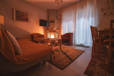 Bed, TV and multimedia, Living room, Seating area, Bedroom