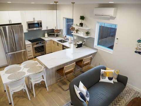 Kitchen or kitchenette, Dining area, oven, stove