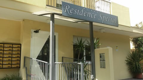 Facade/entrance