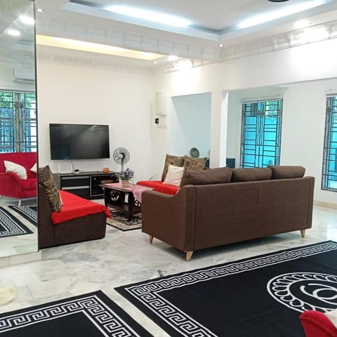 Communal lounge/ TV room, TV and multimedia, Living room, Seating area, Evening entertainment