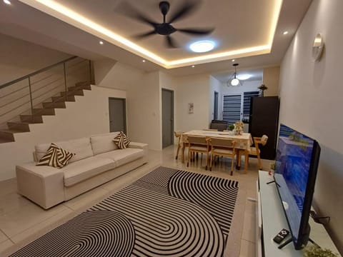 Communal lounge/ TV room, TV and multimedia, Living room, Dining area, air conditioner