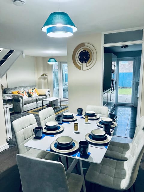 Kitchen or kitchenette, Living room, Food and drinks, Seating area, Dining area