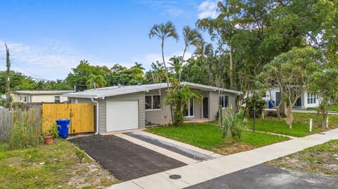 3 bedrooms and 2 bathrooms Charming Beachside House with King Bed Villa in Deerfield Beach