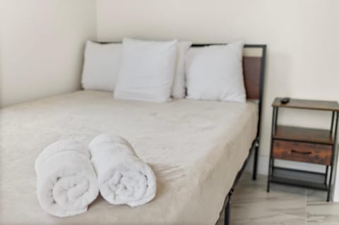 3 bedrooms and 2 bathrooms Charming Beachside House with King Bed Villa in Deerfield Beach