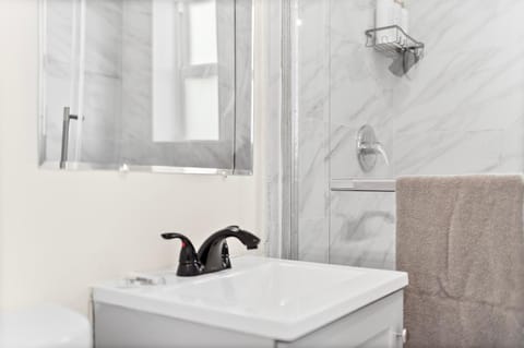 3 bedrooms and 2 bathrooms Charming Beachside House with King Bed Villa in Deerfield Beach