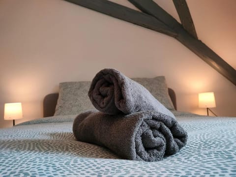Bed, Bedroom, towels