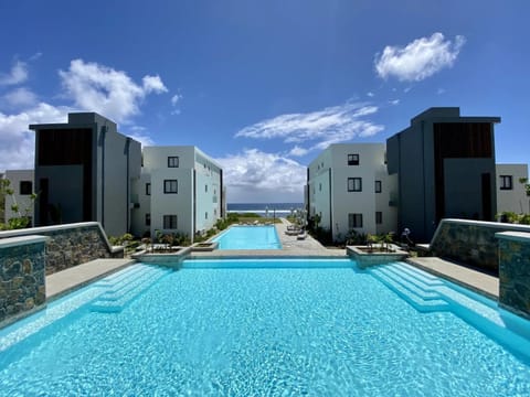 Property building, Pool view, Swimming pool, Swimming pool, sunbed