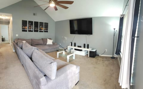 Communal lounge/ TV room, TV and multimedia, Living room, Seating area, Evening entertainment