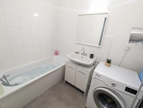 Bath, towels, washing machine