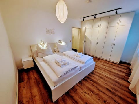 Bed, Bedroom, towels