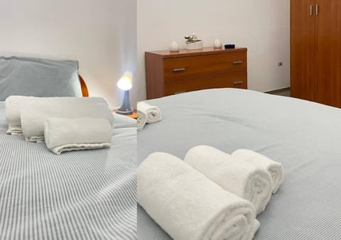 Bed, Bedroom, towels