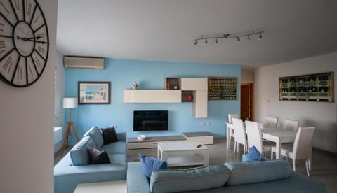 Communal lounge/ TV room, TV and multimedia, Living room, Seating area, Dining area, Evening entertainment, air conditioner