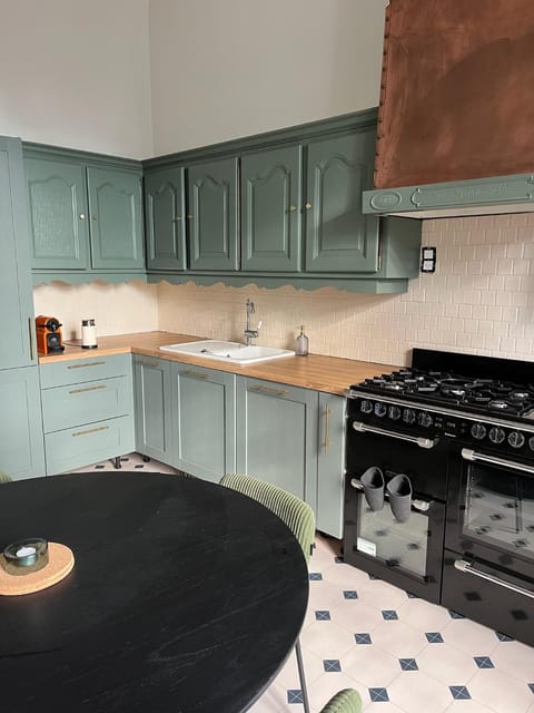 Kitchen or kitchenette, Dining area, stove, Internal: Not applicable to any particular room