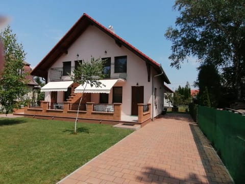 Property building, Day, Garden, Balcony/Terrace, Parking