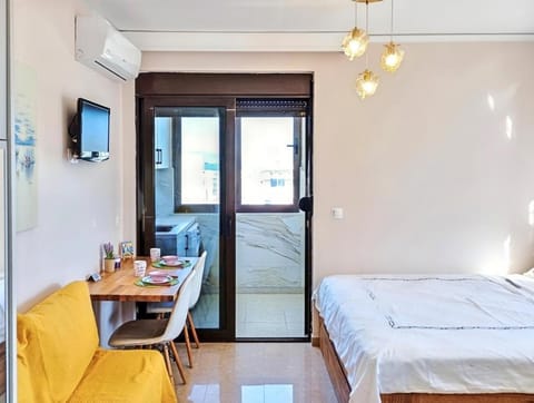 Bed, TV and multimedia, Living room, Photo of the whole room, Seating area, Dining area, Bedroom