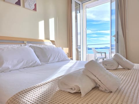 Bed, Bedroom, Sea view, towels