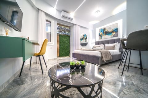 Bed, TV and multimedia, Photo of the whole room, Seating area, Bedroom