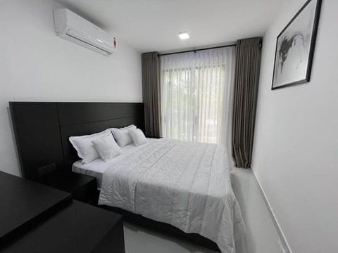 Bed, Photo of the whole room, Bedroom, air conditioner