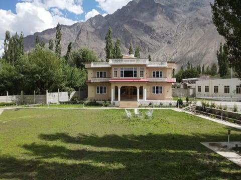 Property building, Spring, Day, Natural landscape, Garden, Garden view, Mountain view
