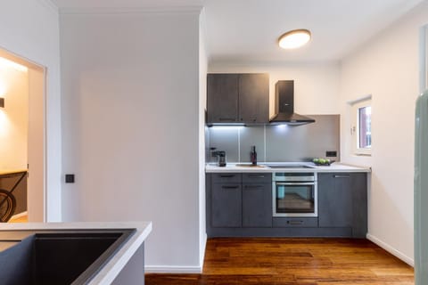 Kitchen or kitchenette, Food and drinks, Drinks, Alcoholic drinks, minibar, oven, stove, toaster