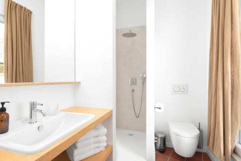 Shower, Toilet, Bathroom, towels